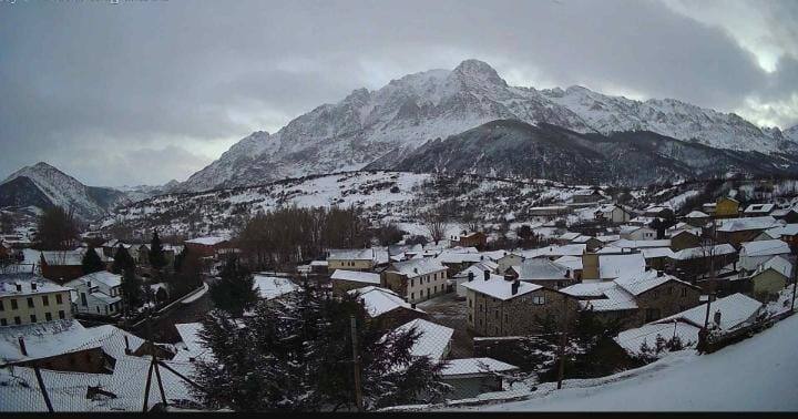 Estampas de nieve en zonas como Cubillas, Lugueros, Villamanín, Villablino, Fontún, Buiza y Villar del Puerto.