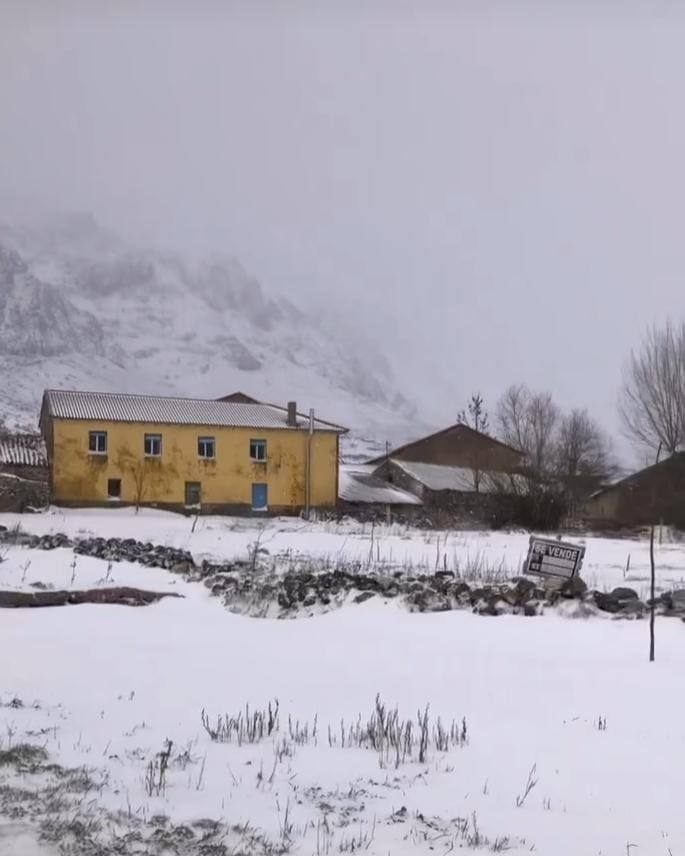 Estampas de nieve en zonas como Cubillas, Lugueros, Villamanín, Villablino, Fontún, Buiza y Villar del Puerto.