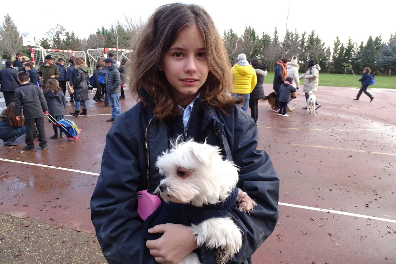 Las mascotas visitan Peñacorada con motivo de la fiesta de San Antón.