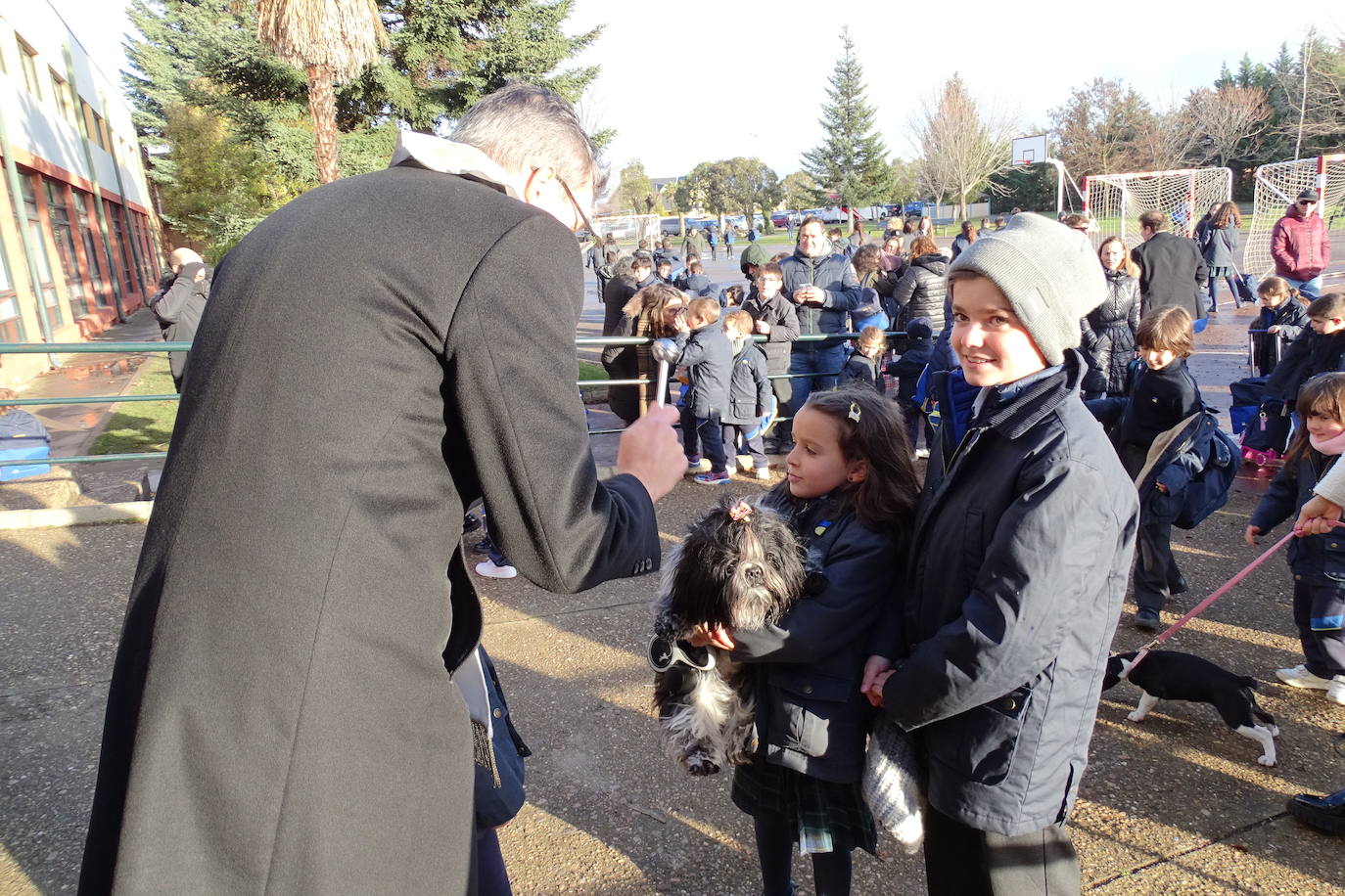 Las mascotas visitan Peñacorada con motivo de la fiesta de San Antón.