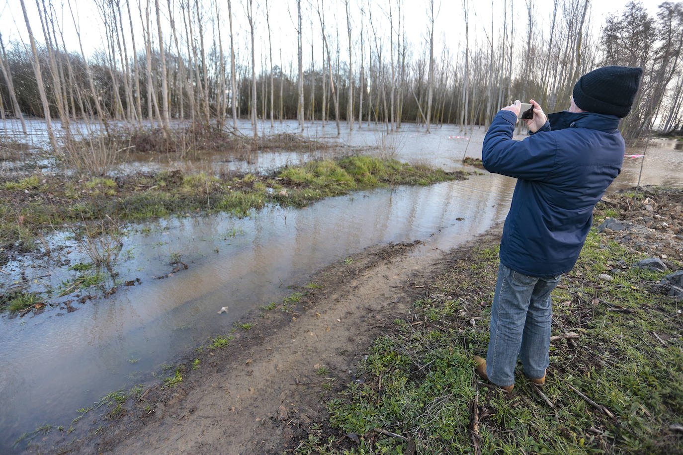 El río Tuerto se desborda a la altura de la localidad leonesa de San Félix de la Vega