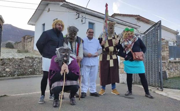 Fotos: Los Campaneirus abren las Mascaradas de Invierno