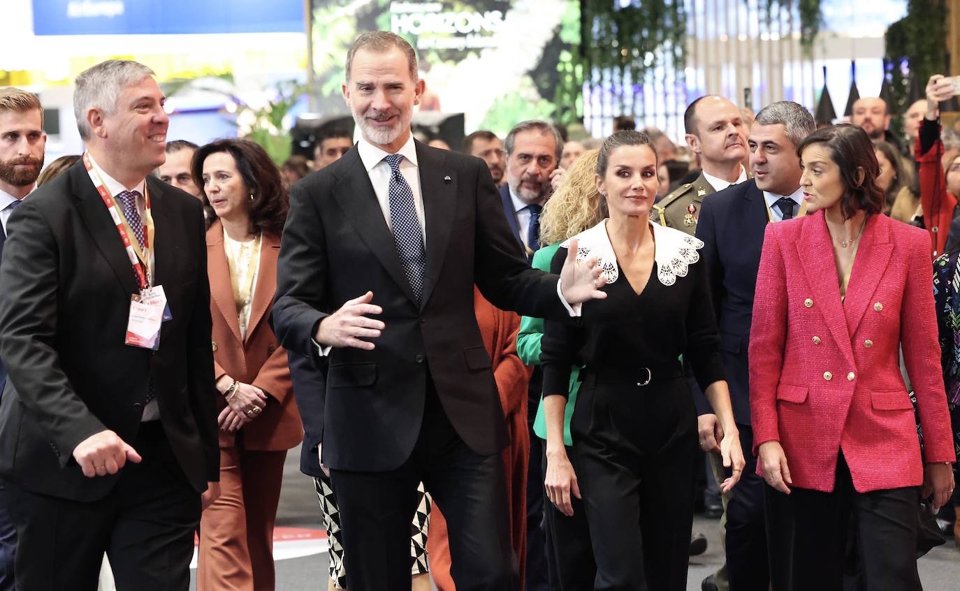 Los reyes inauguran una nueva edición del certamen Fitur junto a la ministra de Industria, Reyes Maroto y el presidente de Ifema José Vicente de los Mozos
