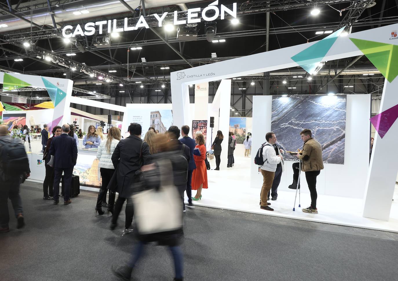 Los reyes inauguran una nueva edición del certamen Fitur junto a la ministra de Industria, Reyes Maroto y el presidente de Ifema José Vicente de los Mozos