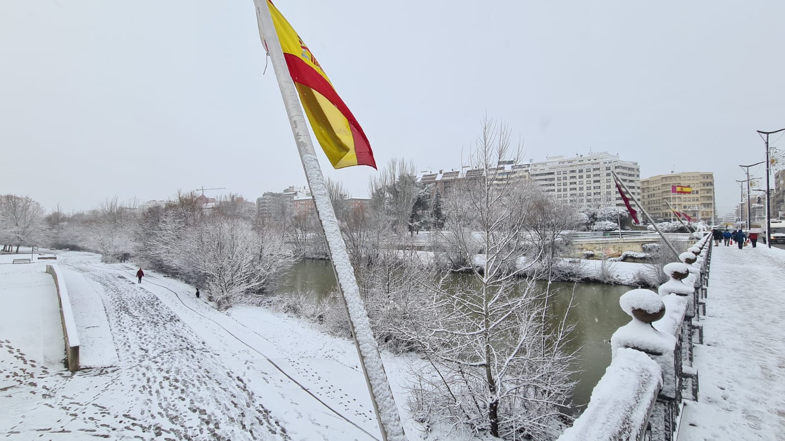 Desde esta madrugada, los copos no han dejado de caer y han llenado de blanco la ciudad.