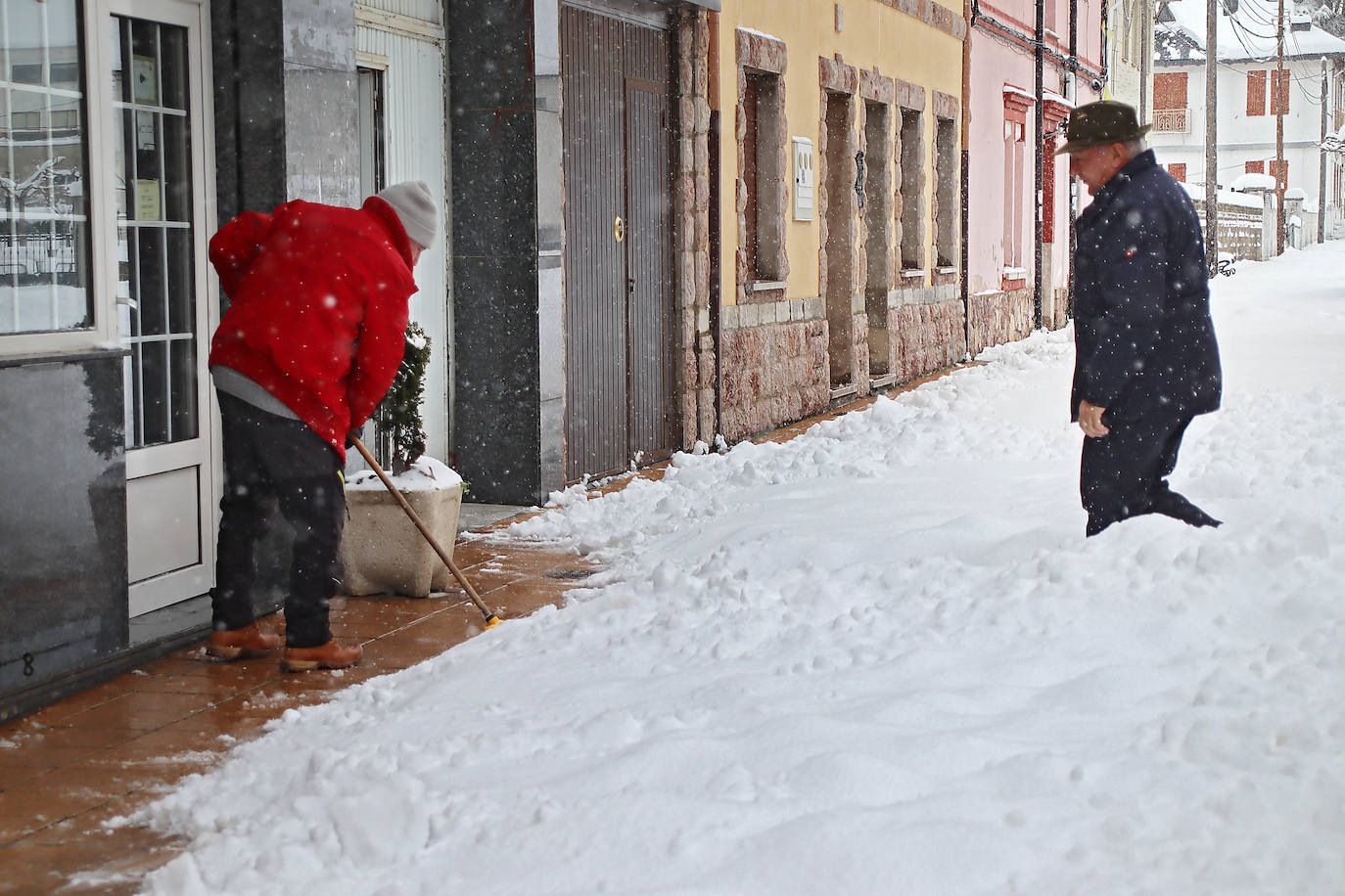 Fotos: La nieve llega a la provincia leonesa