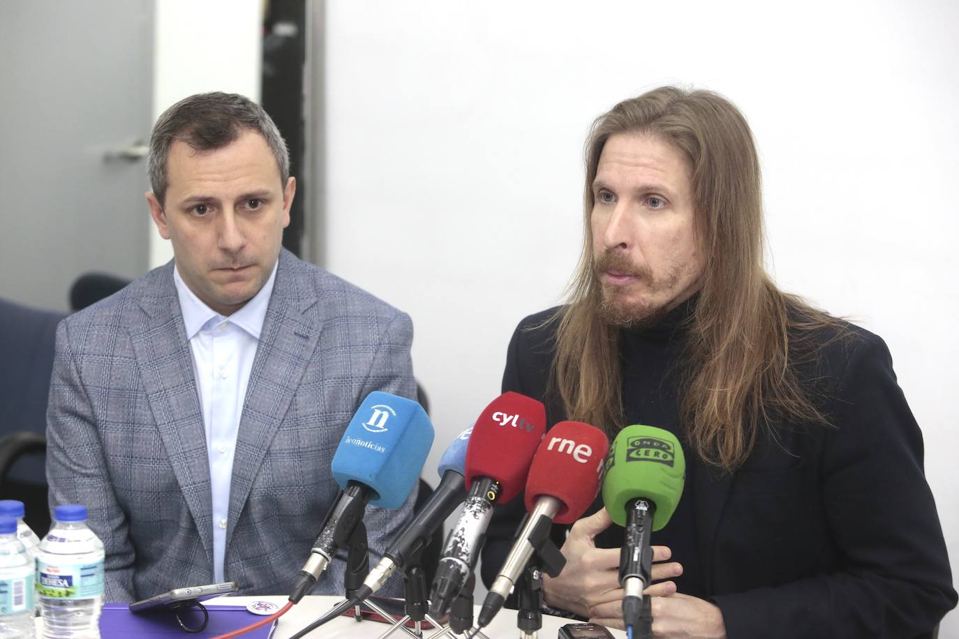 Nael Blanco, candidato al Ayuntamiento de León, y Pablo Fernández, procurador de Podemos en las Cortes de Castilla y León. 