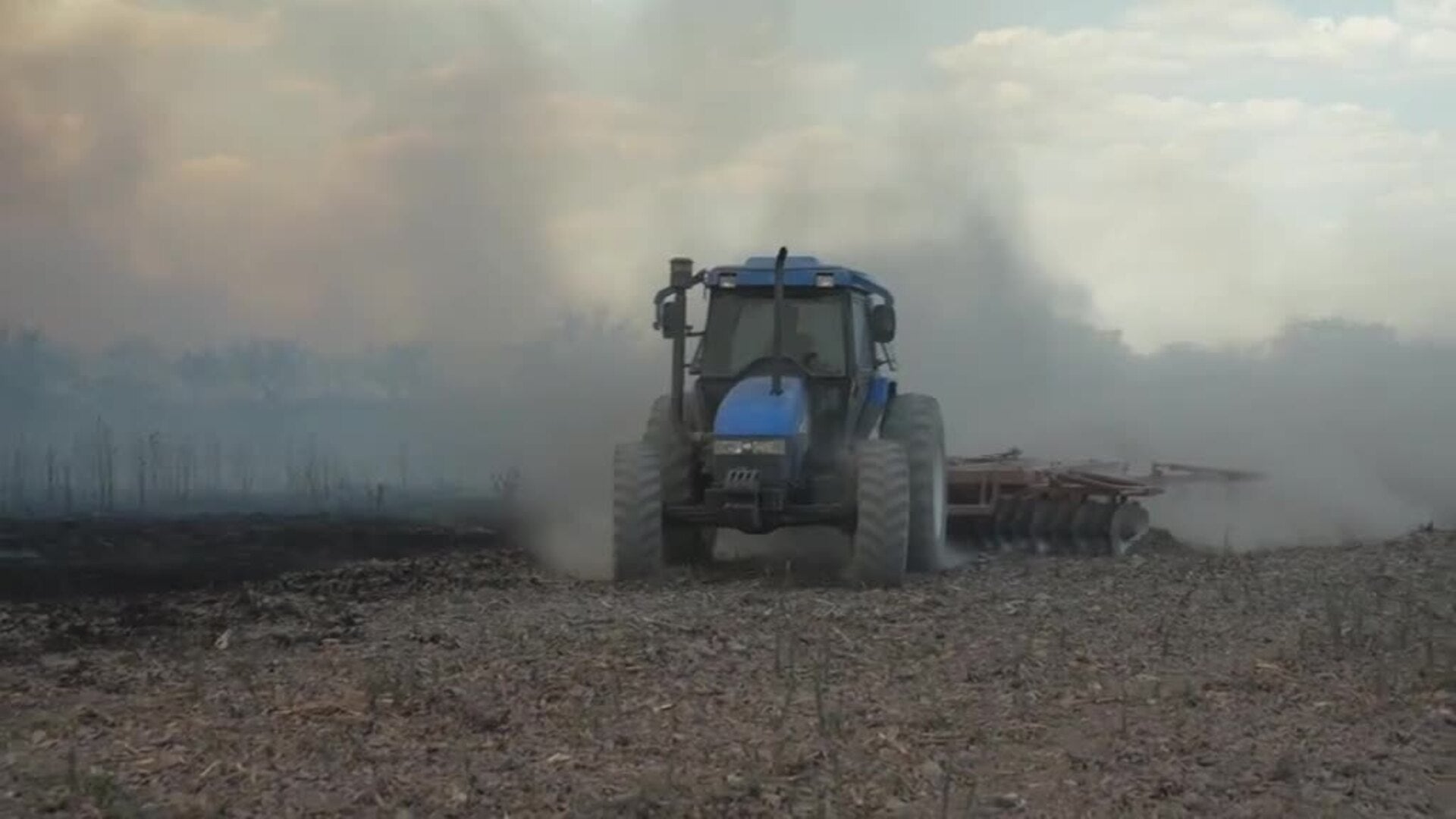 Bomberos luchan por apagar las llamas de los incendios forestales en Argentina