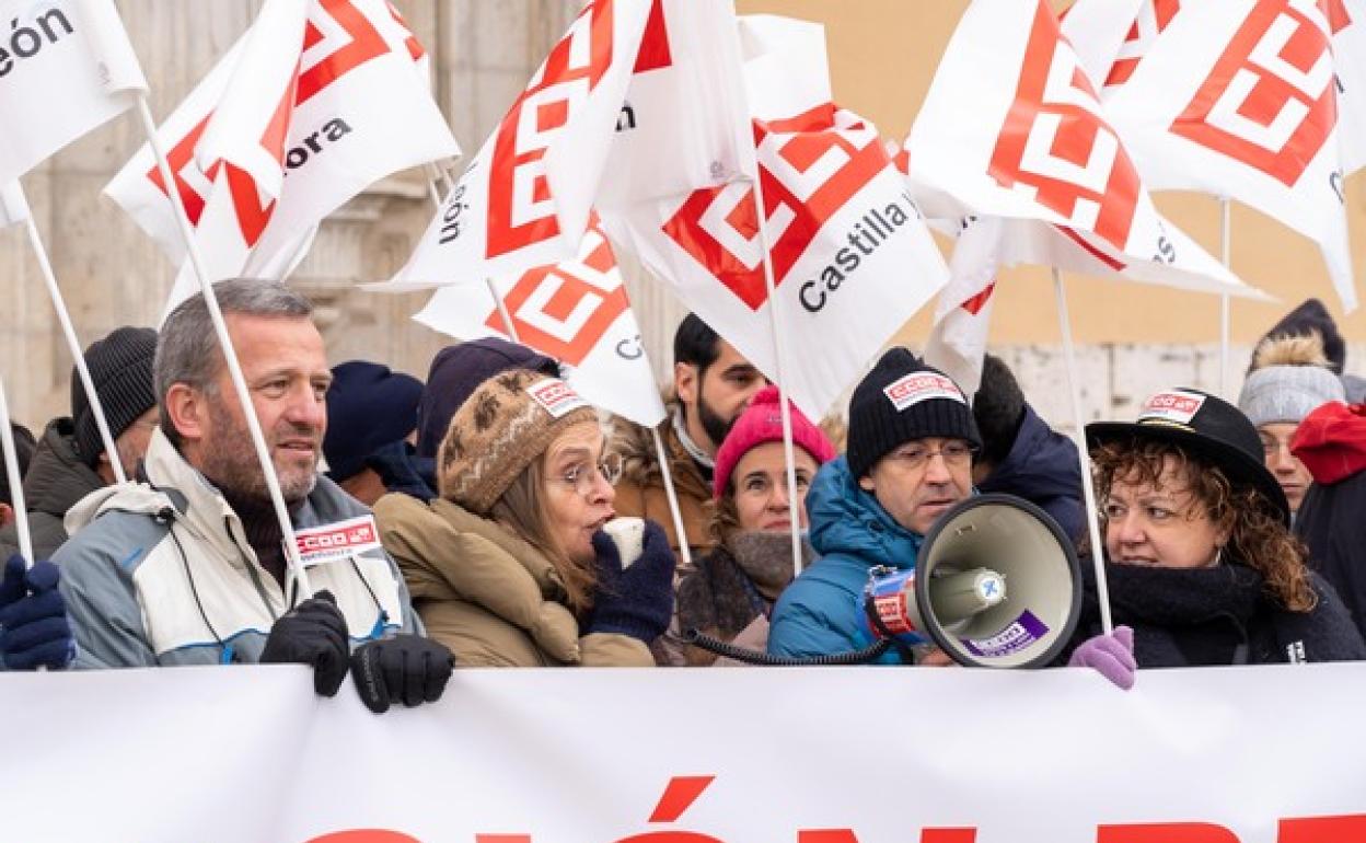 CCOO celebra una concentración para exigir a la Consejería de Educación que cumpla con su obligación de negociar las condiciones laborales del profesorado.