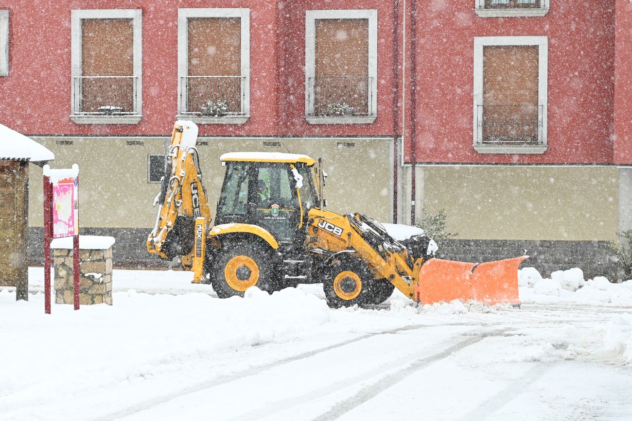 La nieve inunda la provincia de León al completo. De norte a sur y de este a oeste toda la geografía provincial se encuentra bajo la nieve en la jornada de este miércoles. 