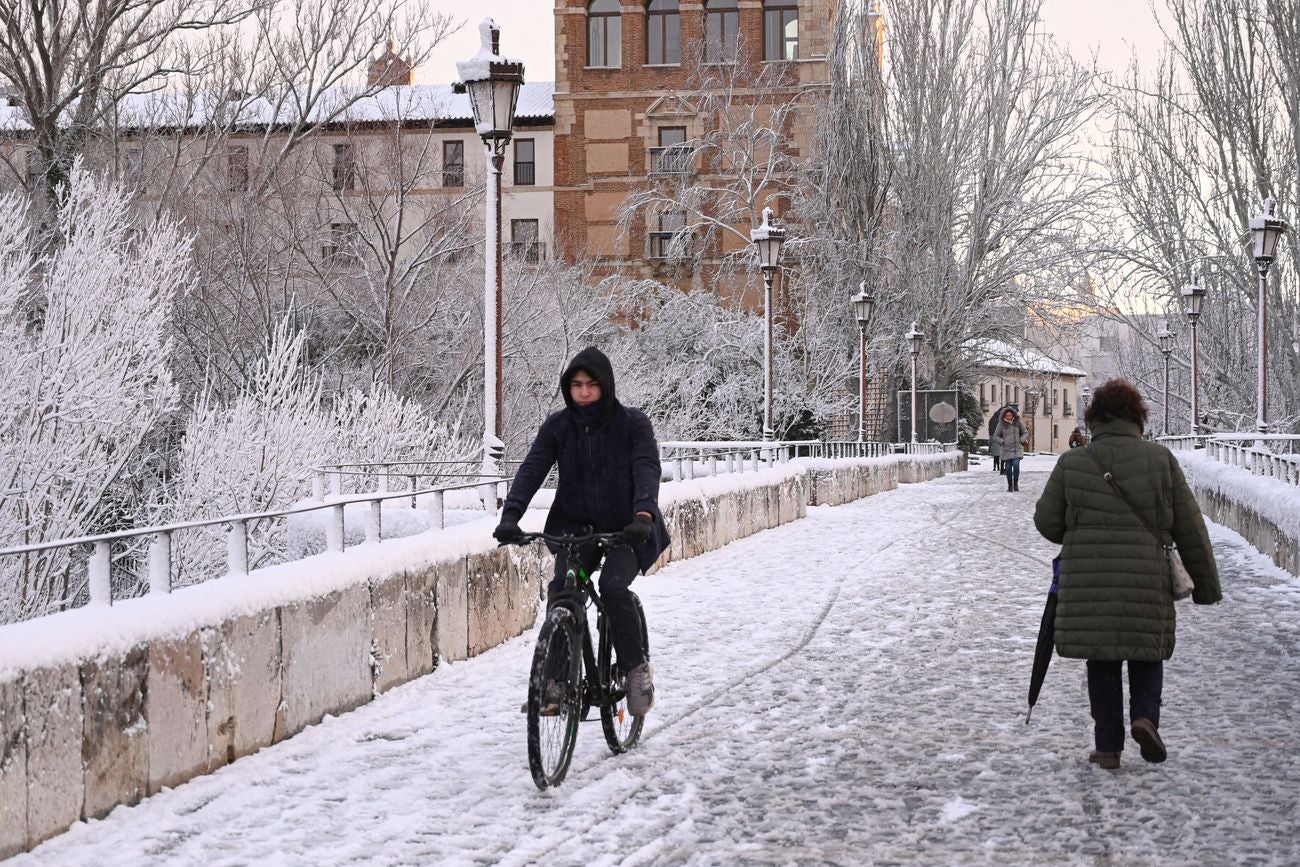 La nieve inunda la provincia de León al completo. De norte a sur y de este a oeste toda la geografía provincial se encuentra bajo la nieve en la jornada de este miércoles. 