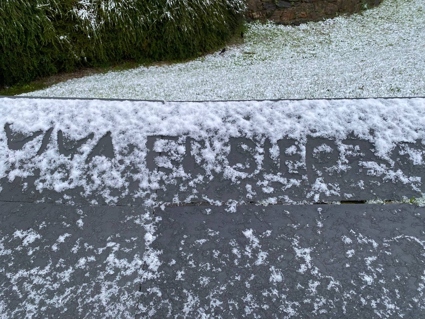 La comarca berciana se ha levantado con un fino manto de nieve en buena parte de sus rincones ocasionado por la 'borrasca Fien'