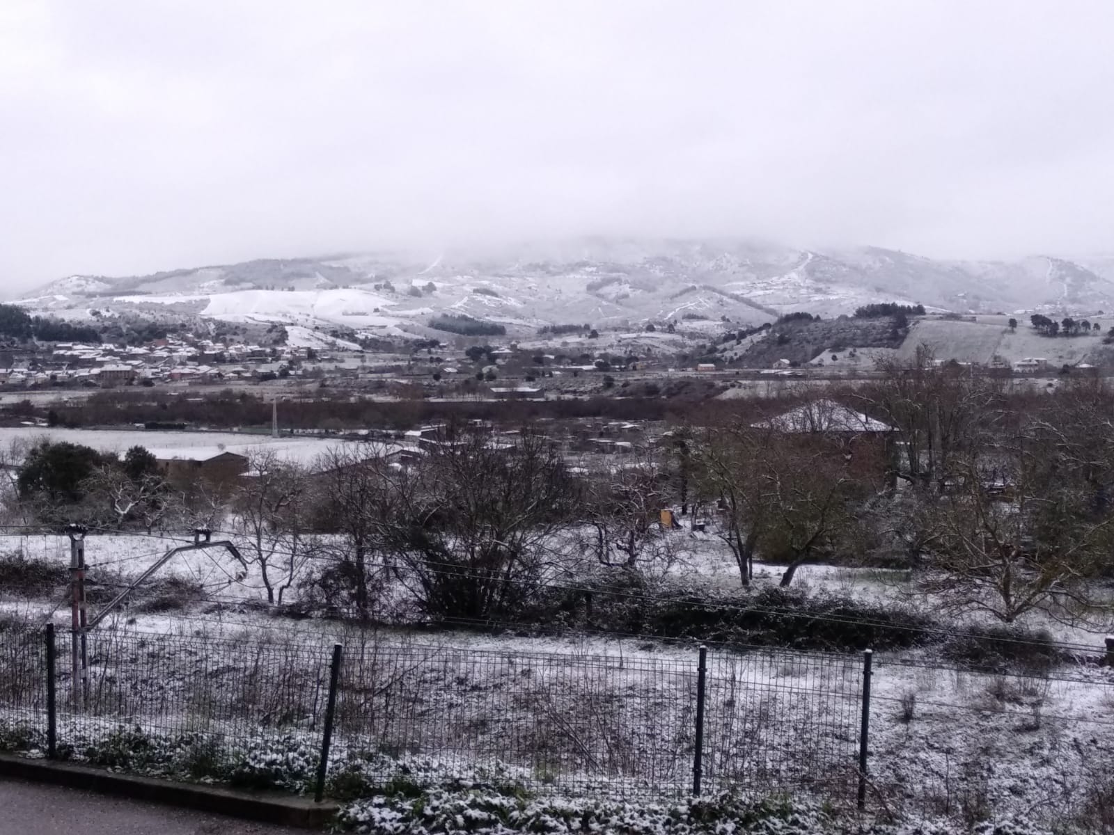 La comarca berciana se ha levantado con un fino manto de nieve en buena parte de sus rincones ocasionado por la 'borrasca Fien'