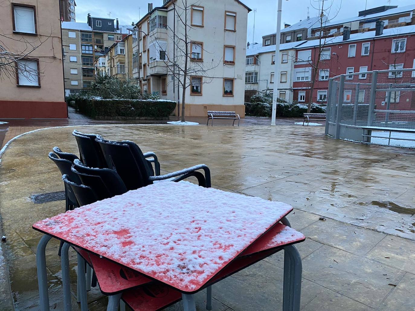 La comarca berciana se ha levantado con un fino manto de nieve en buena parte de sus rincones ocasionado por la 'borrasca Fien'