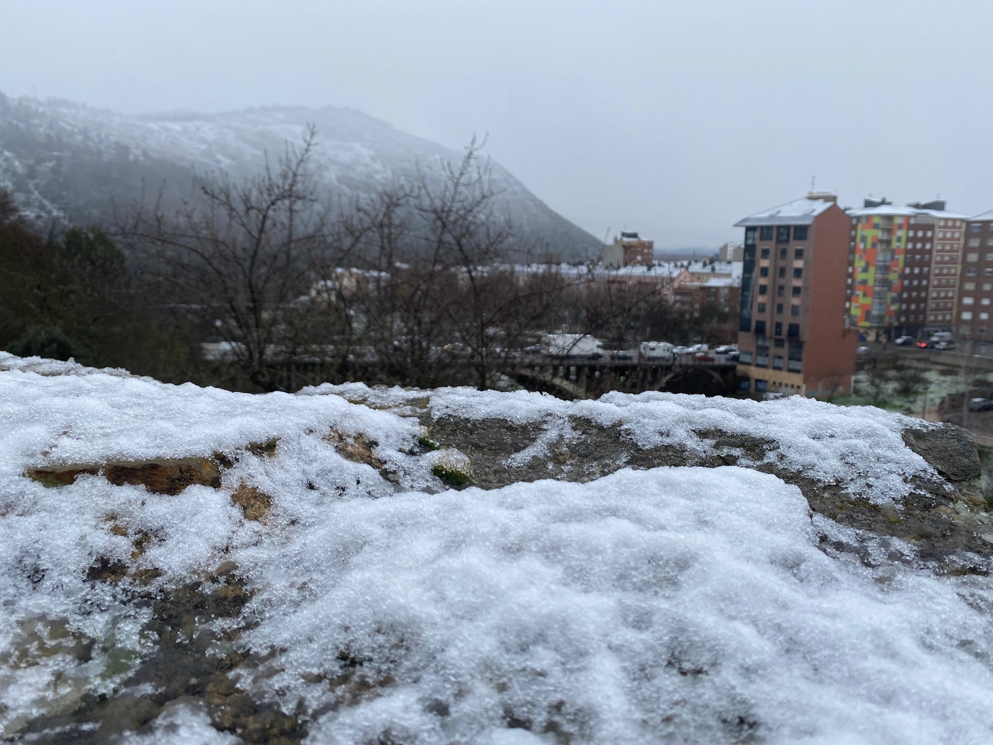 La comarca berciana se ha levantado con un fino manto de nieve en buena parte de sus rincones ocasionado por la 'borrasca Fien'