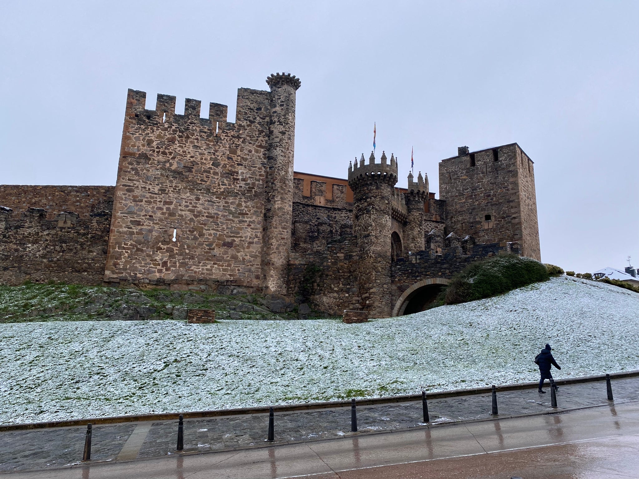 La comarca berciana se ha levantado con un fino manto de nieve en buena parte de sus rincones ocasionado por la 'borrasca Fien'