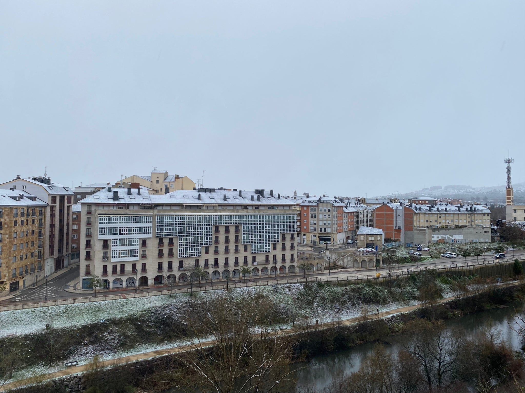 La comarca berciana se ha levantado con un fino manto de nieve en buena parte de sus rincones ocasionado por la 'borrasca Fien'