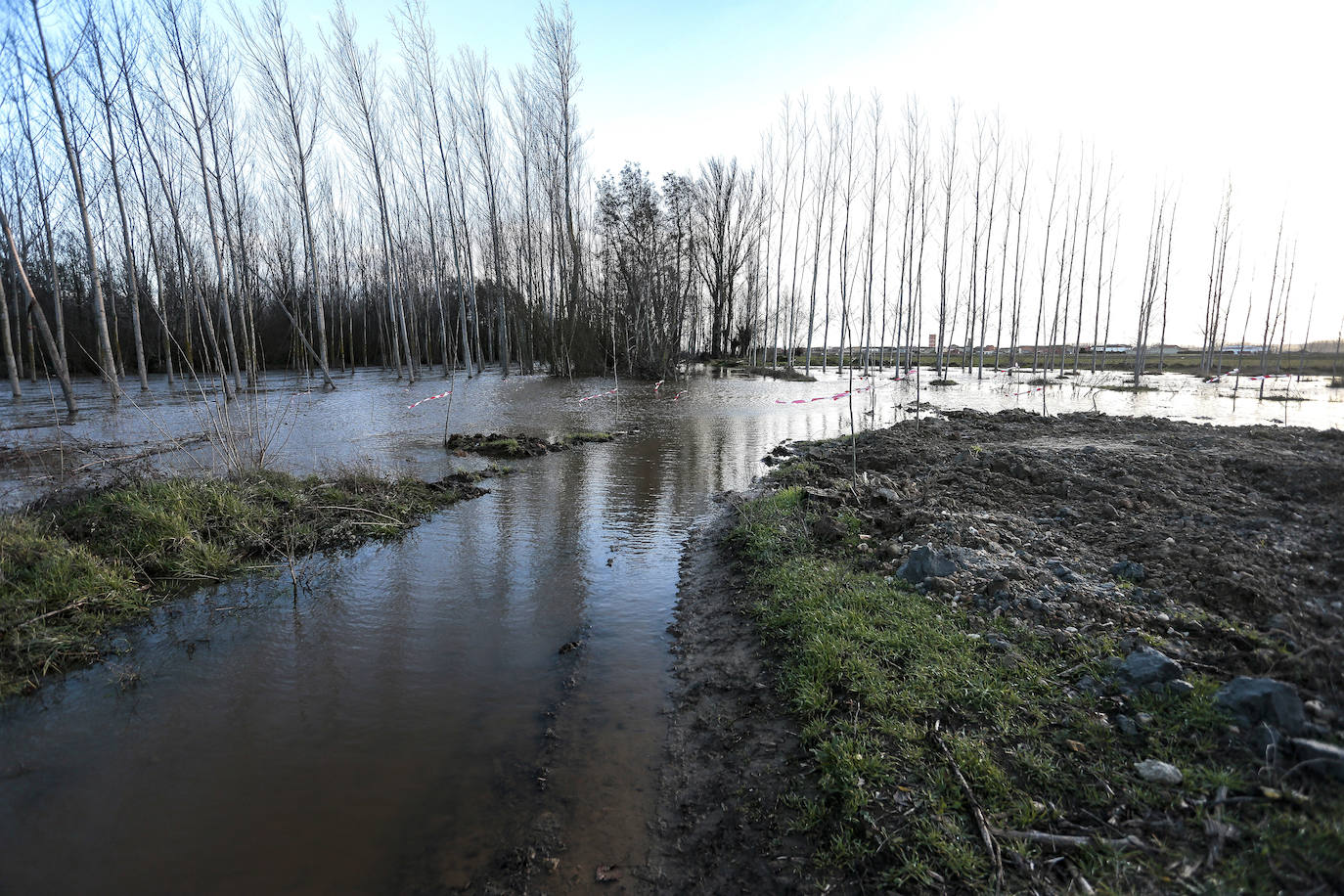 El río Tuerto se desborda a la altura de la localidad leonesa de San Félix de la Vega