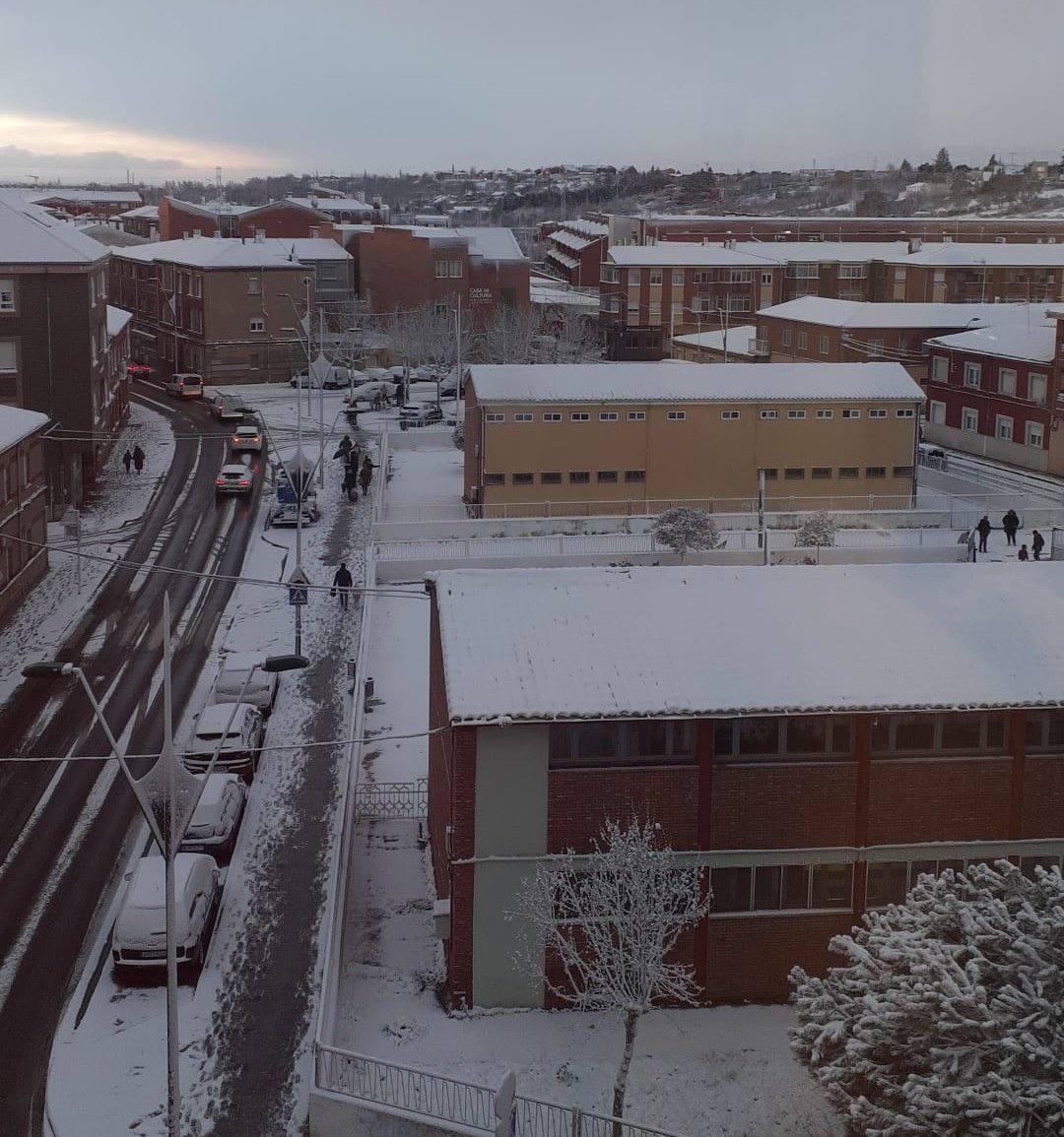 La nieve ha caído desde esta madrugada en el municipio del alfoz y ha obligado a activar los medios.