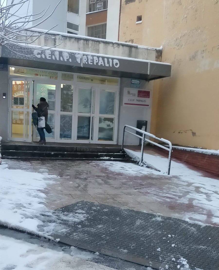 La nieve ha caído desde esta madrugada en el municipio del alfoz y ha obligado a activar los medios.