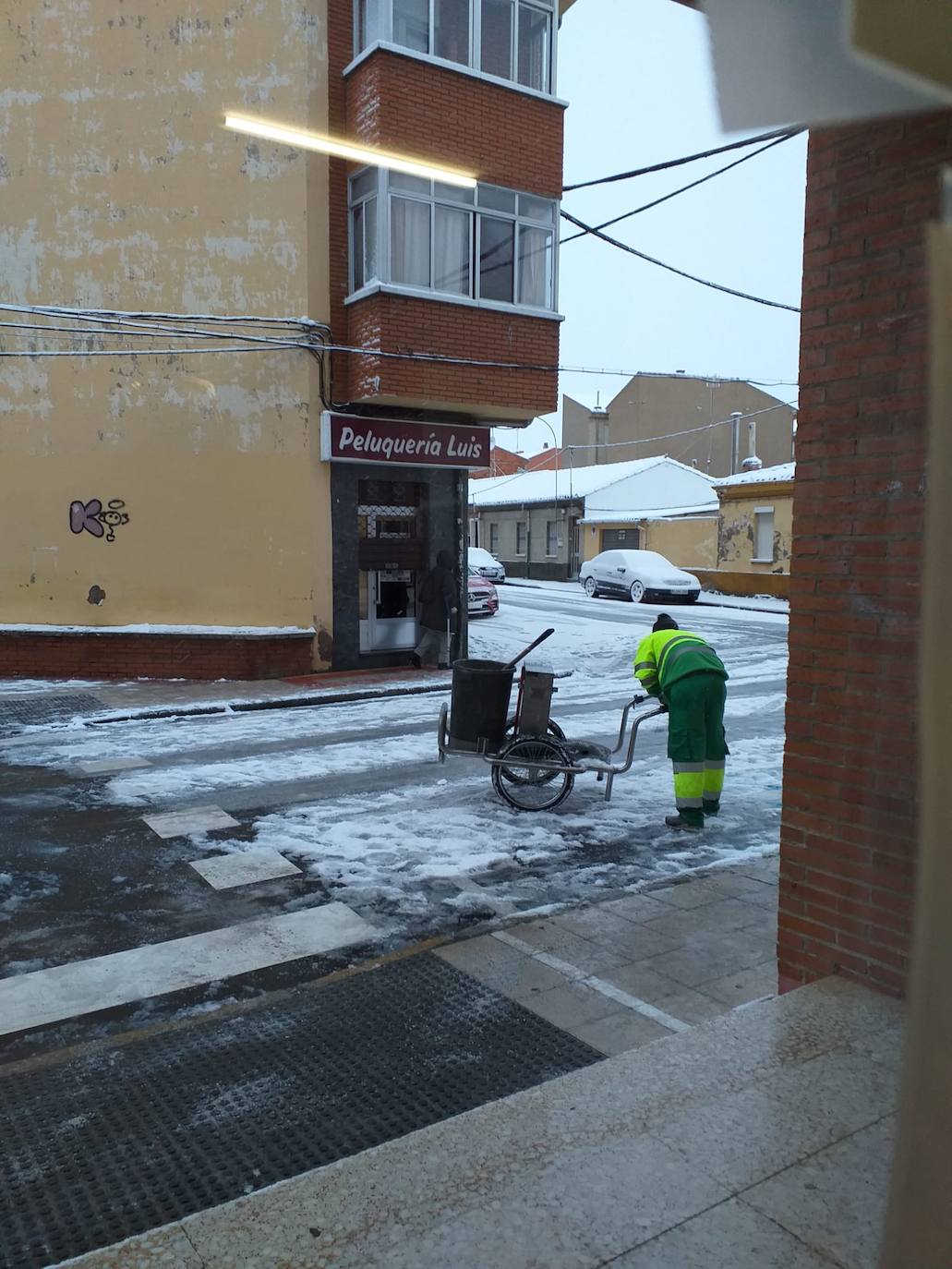 La nieve ha caído desde esta madrugada en el municipio del alfoz y ha obligado a activar los medios.