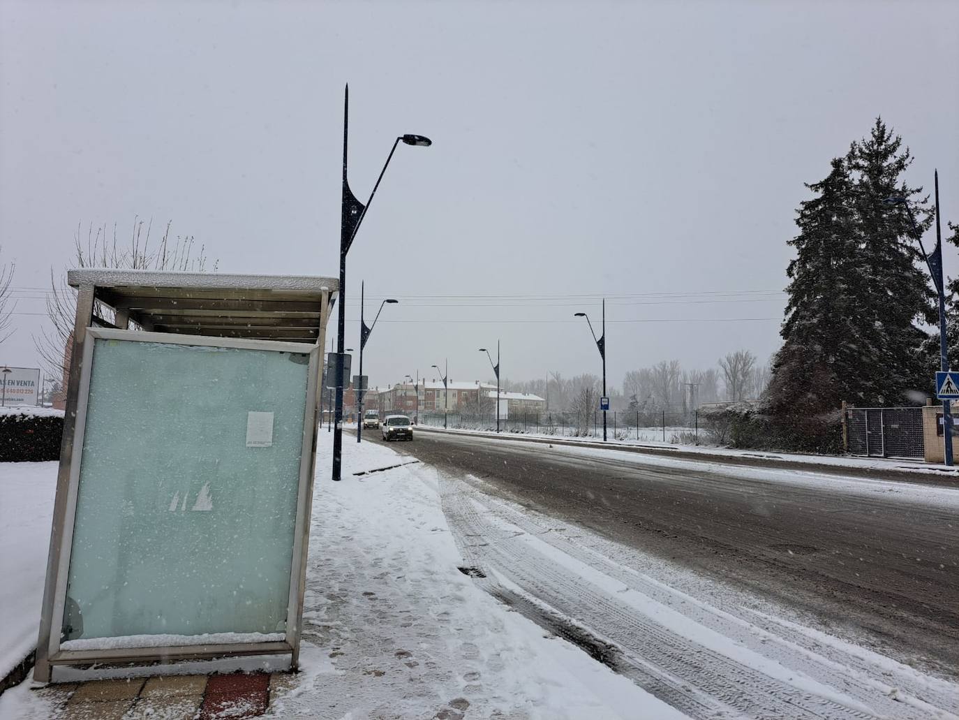 La nieve ha caído desde esta madrugada en el municipio del alfoz y ha obligado a activar los medios.