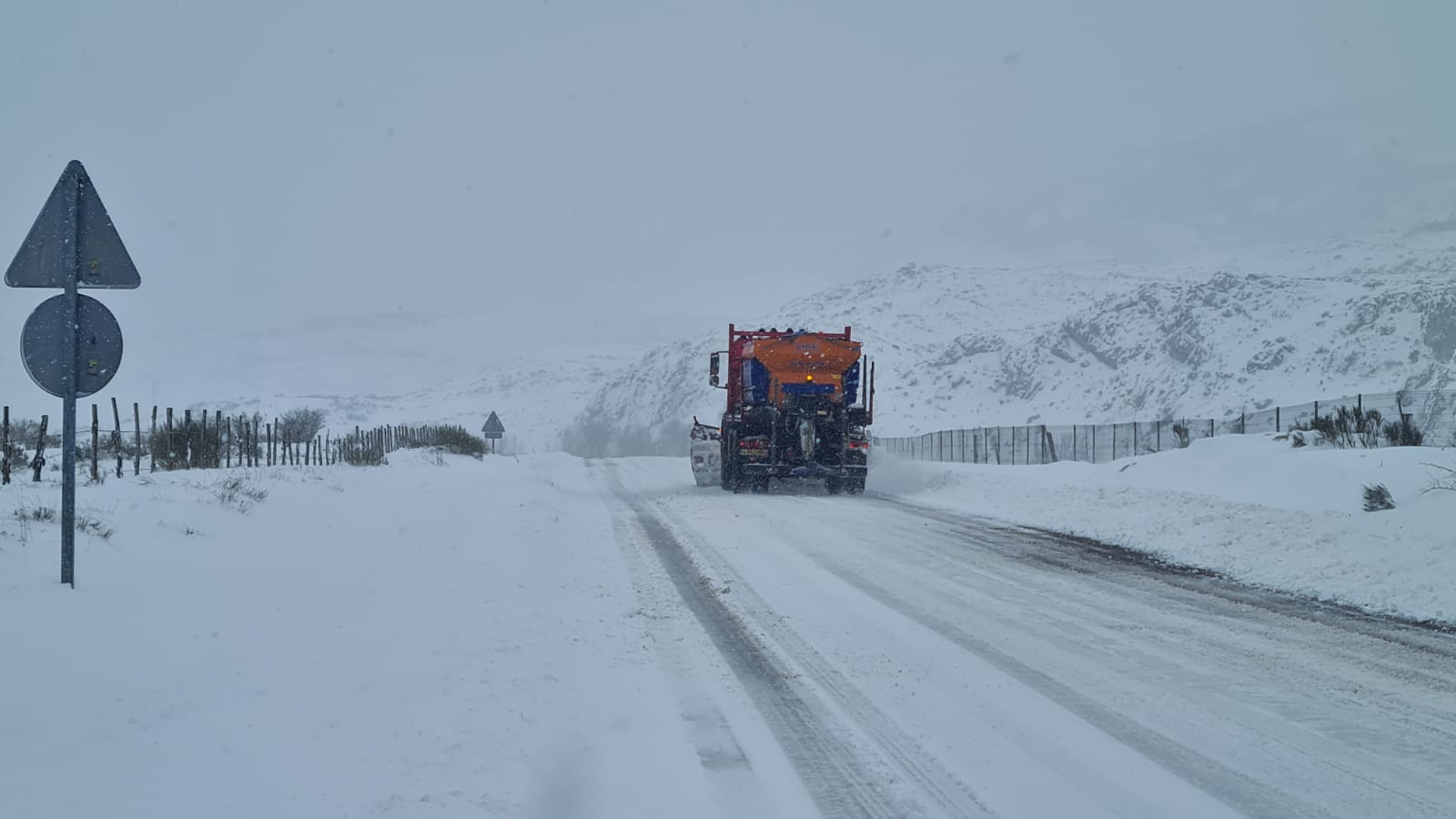 Las carreteras que discurren por pueblos de montaña se encuentran cubiertas de nieve tras el paso de Fien