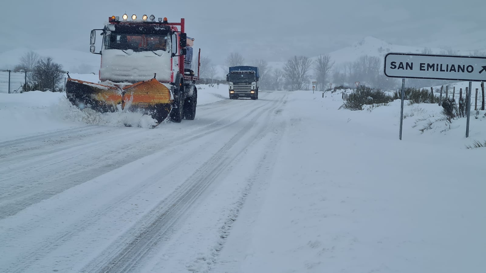 Las carreteras que discurren por pueblos de montaña se encuentran cubiertas de nieve tras el paso de Fien