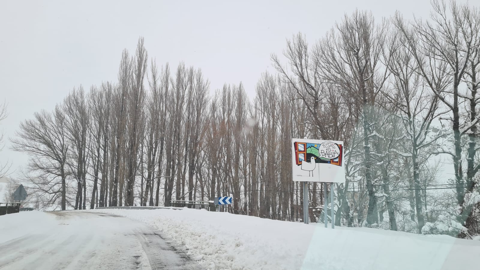 Las carreteras que discurren por pueblos de montaña se encuentran cubiertas de nieve tras el paso de Fien