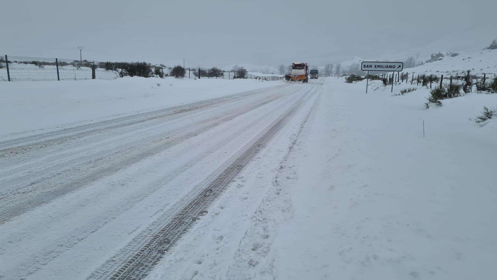 Las carreteras que discurren por pueblos de montaña se encuentran cubiertas de nieve tras el paso de Fien