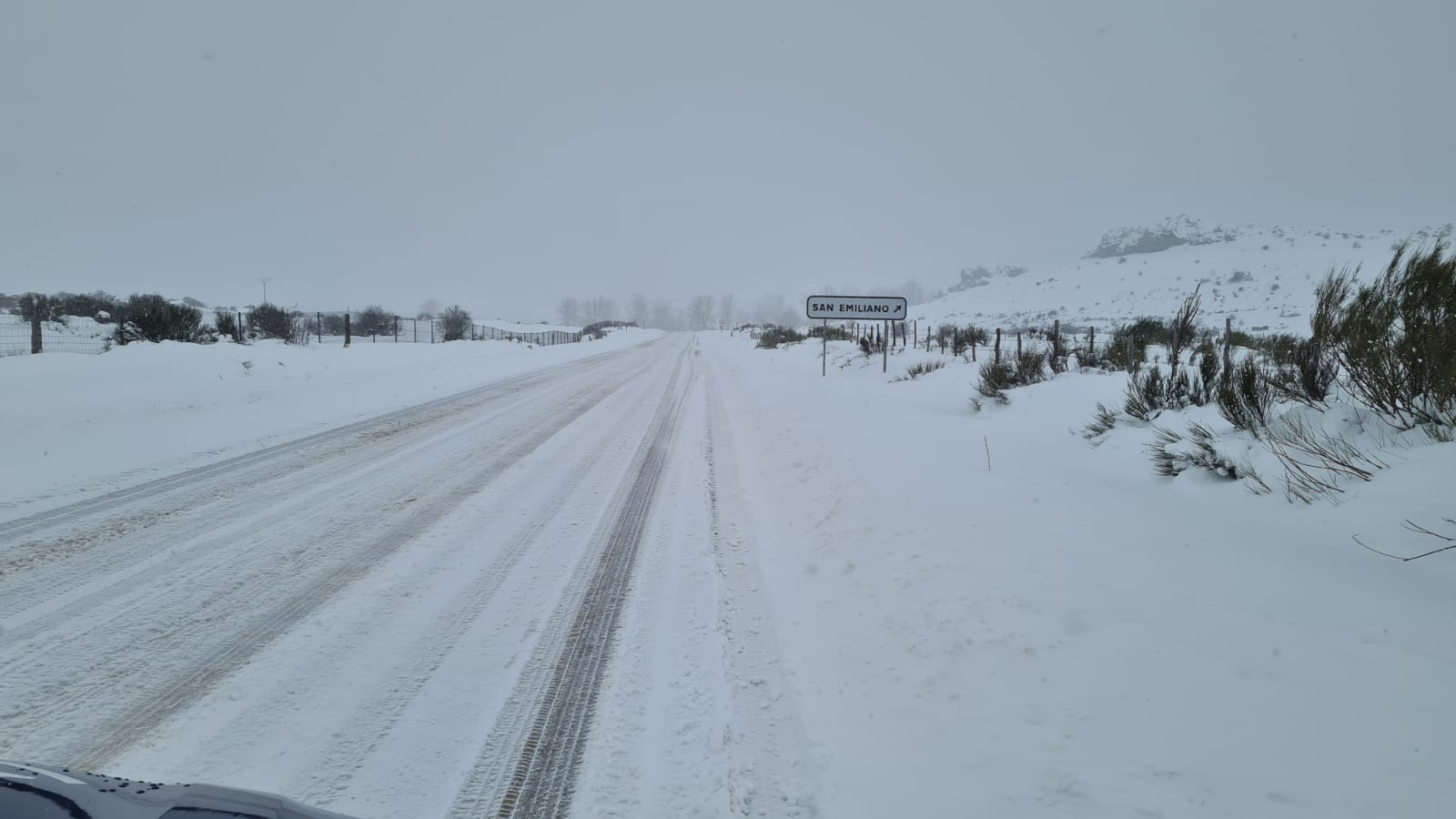 Las carreteras que discurren por pueblos de montaña se encuentran cubiertas de nieve tras el paso de Fien