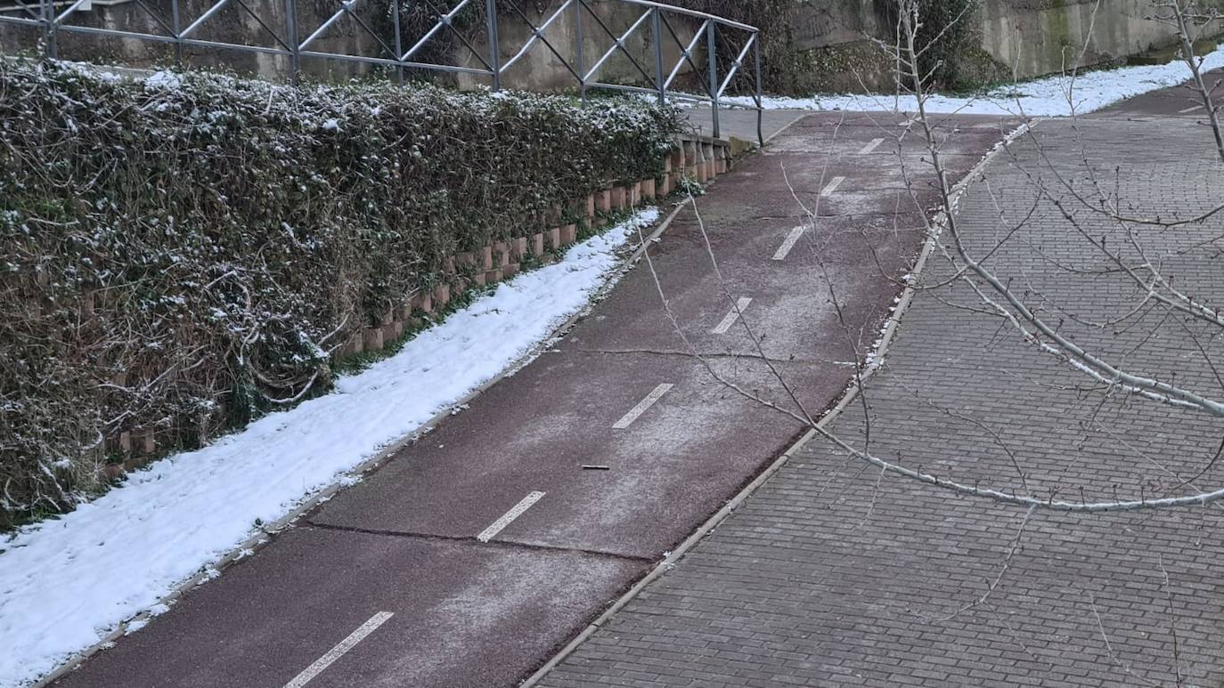 La helada y la nieve convierten las aceras de León ciudad en auténticas pistas de patinaje.