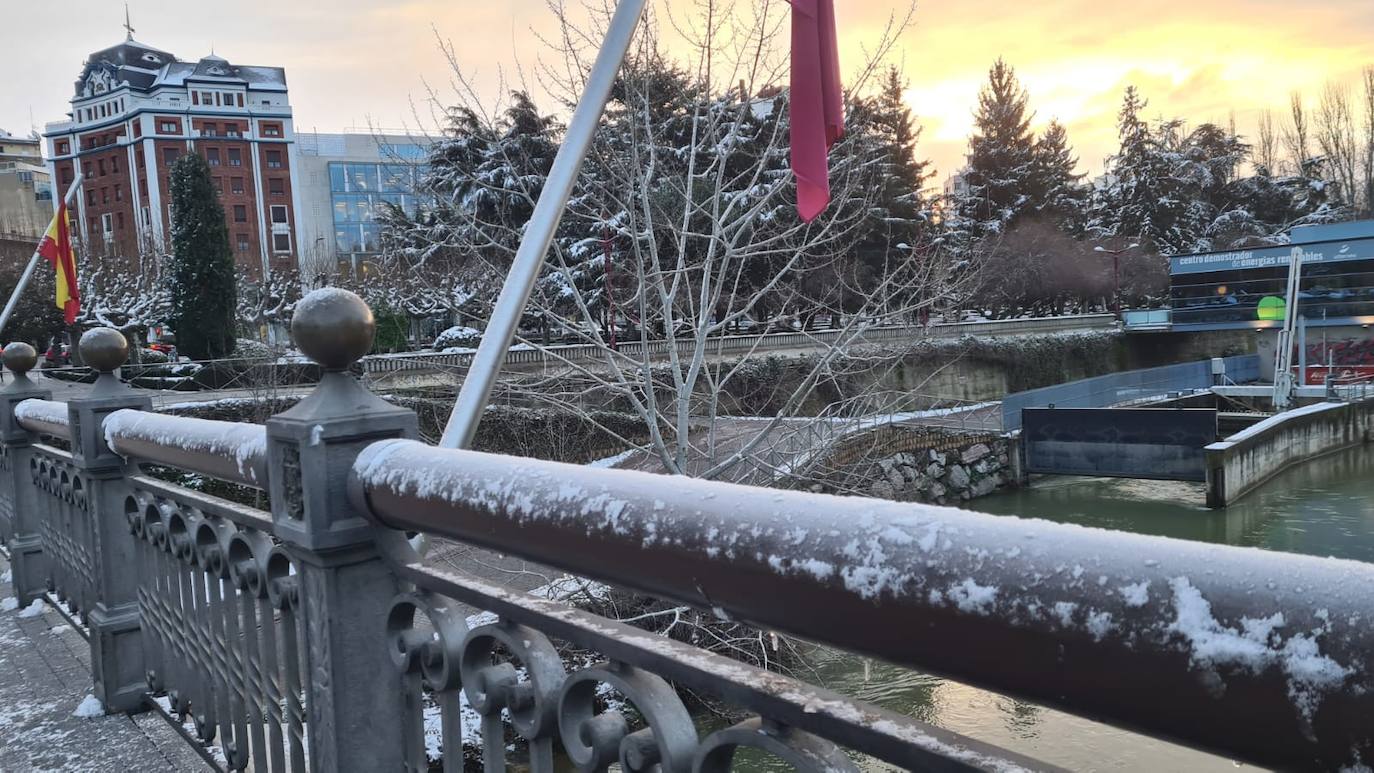 La helada y la nieve convierten las aceras de León ciudad en auténticas pistas de patinaje.