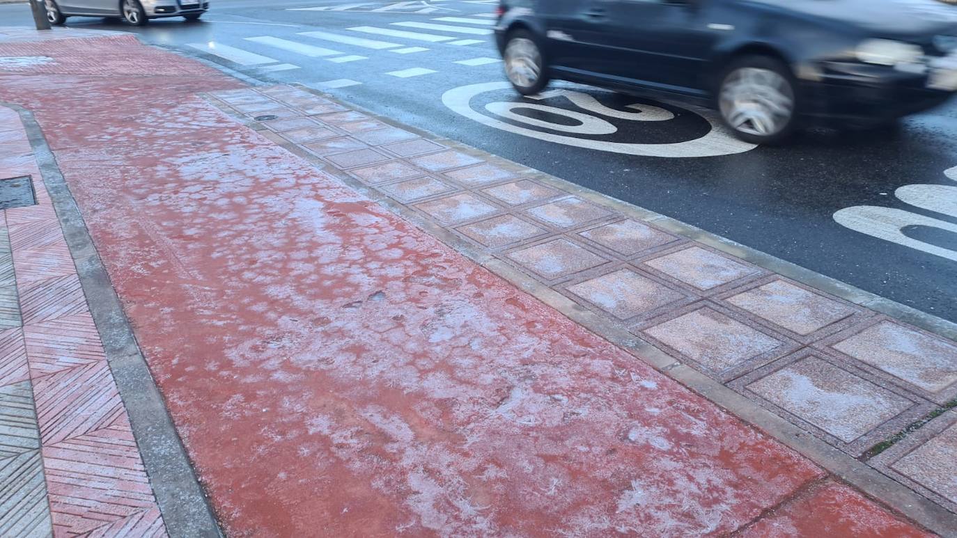 La helada y la nieve convierten las aceras de León ciudad en auténticas pistas de patinaje.