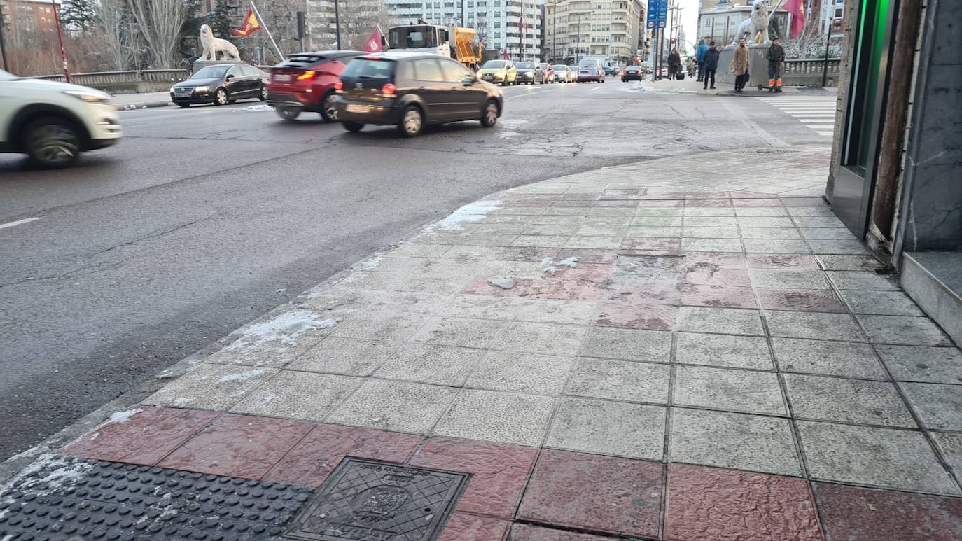 La helada y la nieve convierten las aceras de León ciudad en auténticas pistas de patinaje.