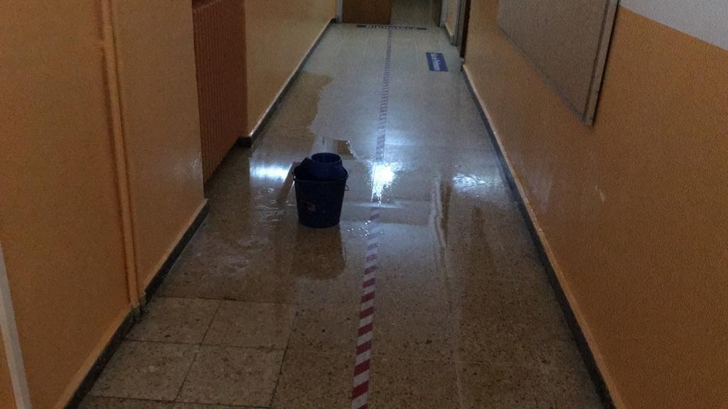 Desprendimientos, goteras e inundaciones en el colegio Quevedo de León ciudad .