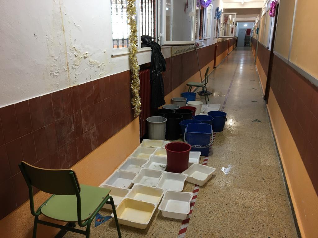 Desprendimientos, goteras e inundaciones en el colegio Quevedo de León ciudad .