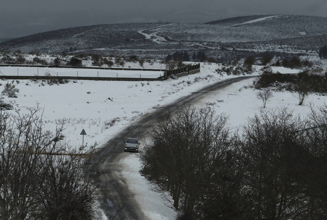 'Fien' comienza a remitir en la provincia pero la montaña se mantiene en fase de preemergencia. La nieve ha alcanzado de lleno a toda la provincia y El Bierzo no ha sido una excepción. 