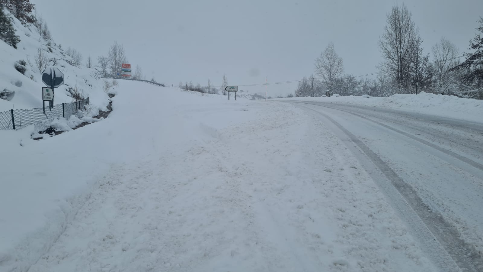 La nieve cubre el asfalto en varias zonas de la provincia tras el paso del temporal por León.