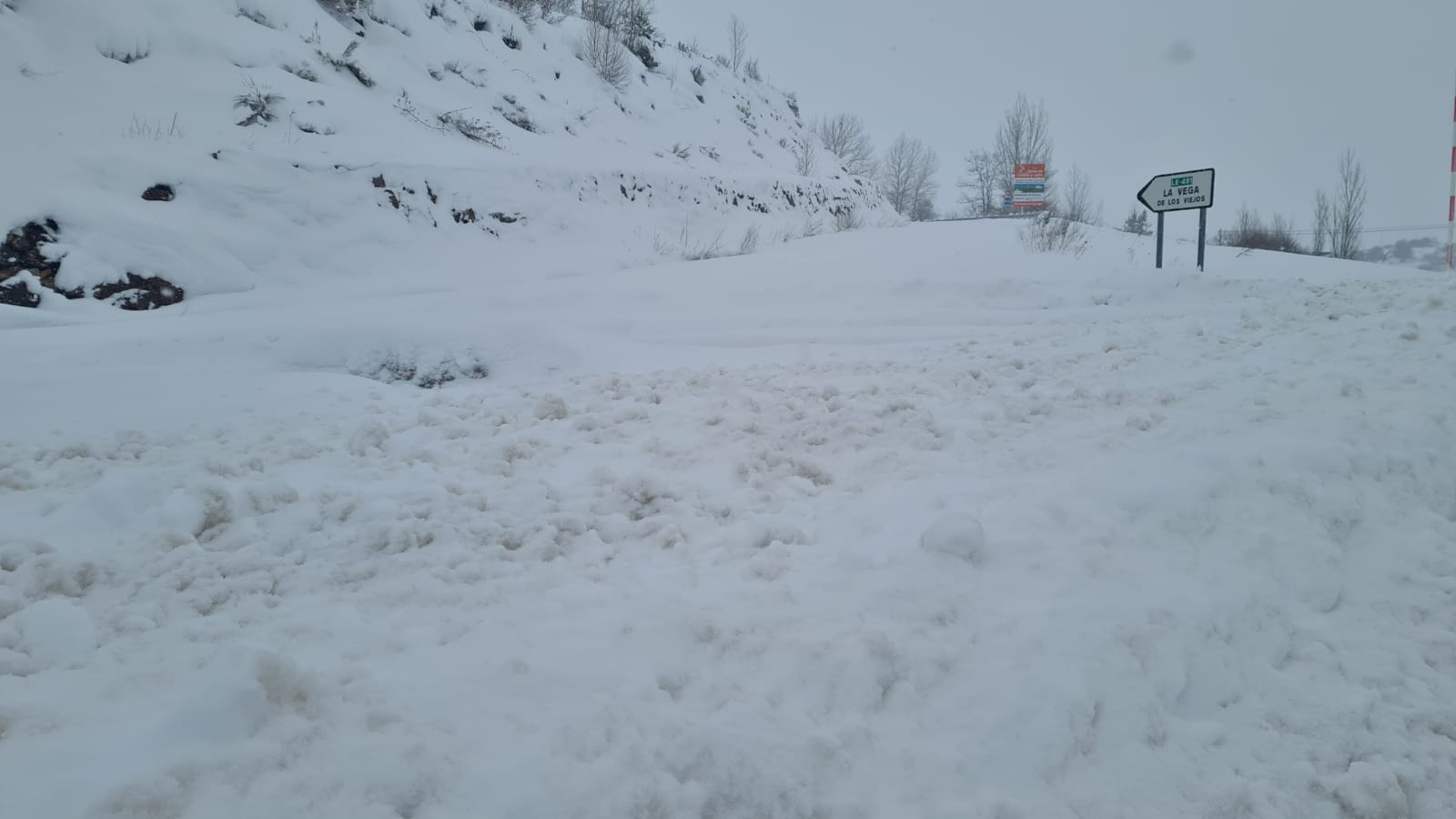 La nieve cubre el asfalto en varias zonas de la provincia tras el paso del temporal por León.