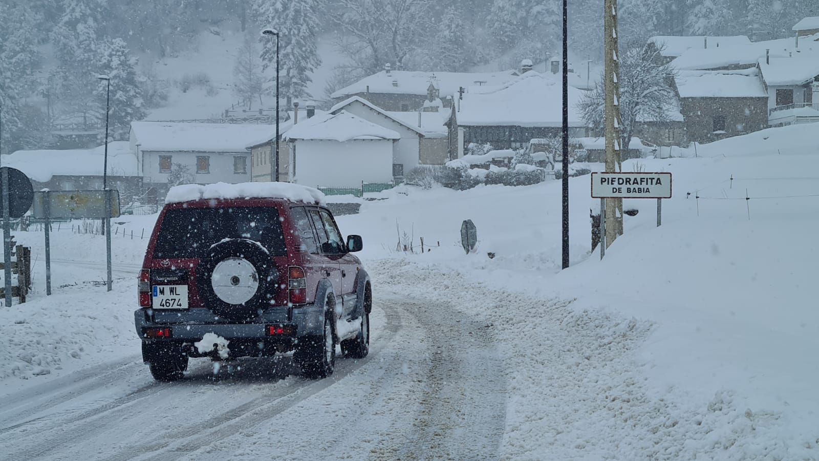 La nieve cubre el asfalto en varias zonas de la provincia tras el paso del temporal por León.