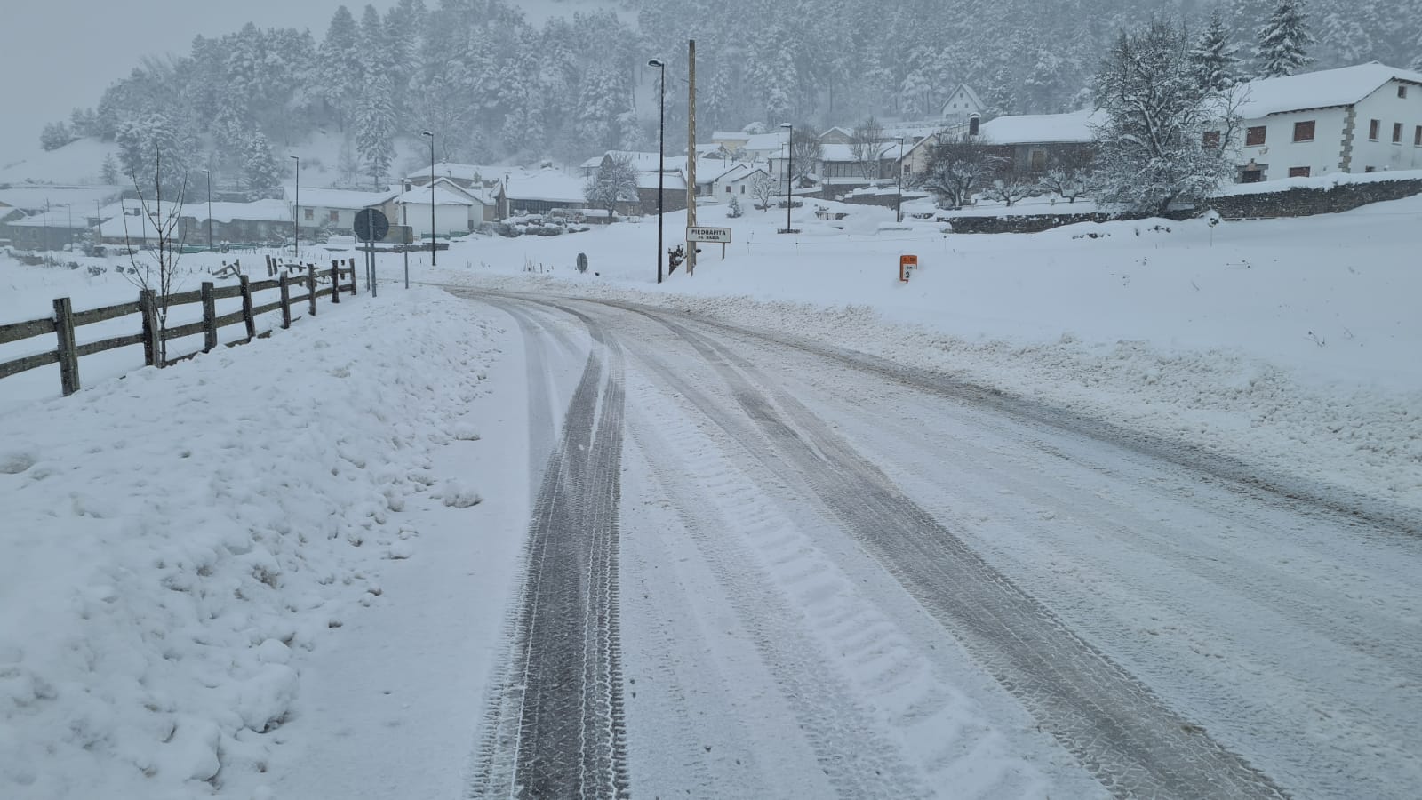 La nieve cubre el asfalto en varias zonas de la provincia tras el paso del temporal por León.