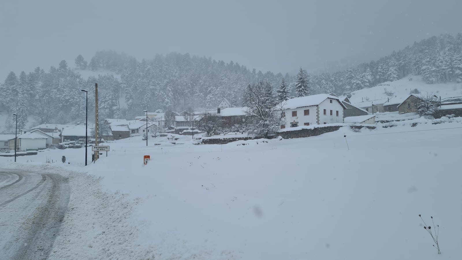 La nieve cubre el asfalto en varias zonas de la provincia tras el paso del temporal por León.