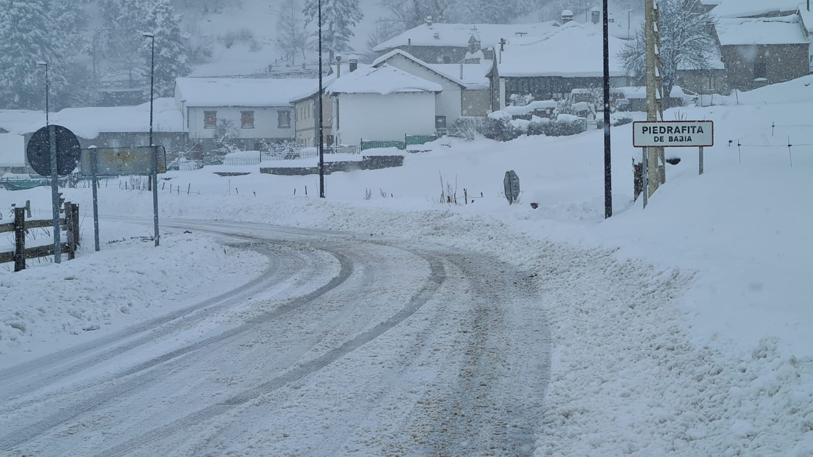 La nieve cubre el asfalto en varias zonas de la provincia tras el paso del temporal por León.