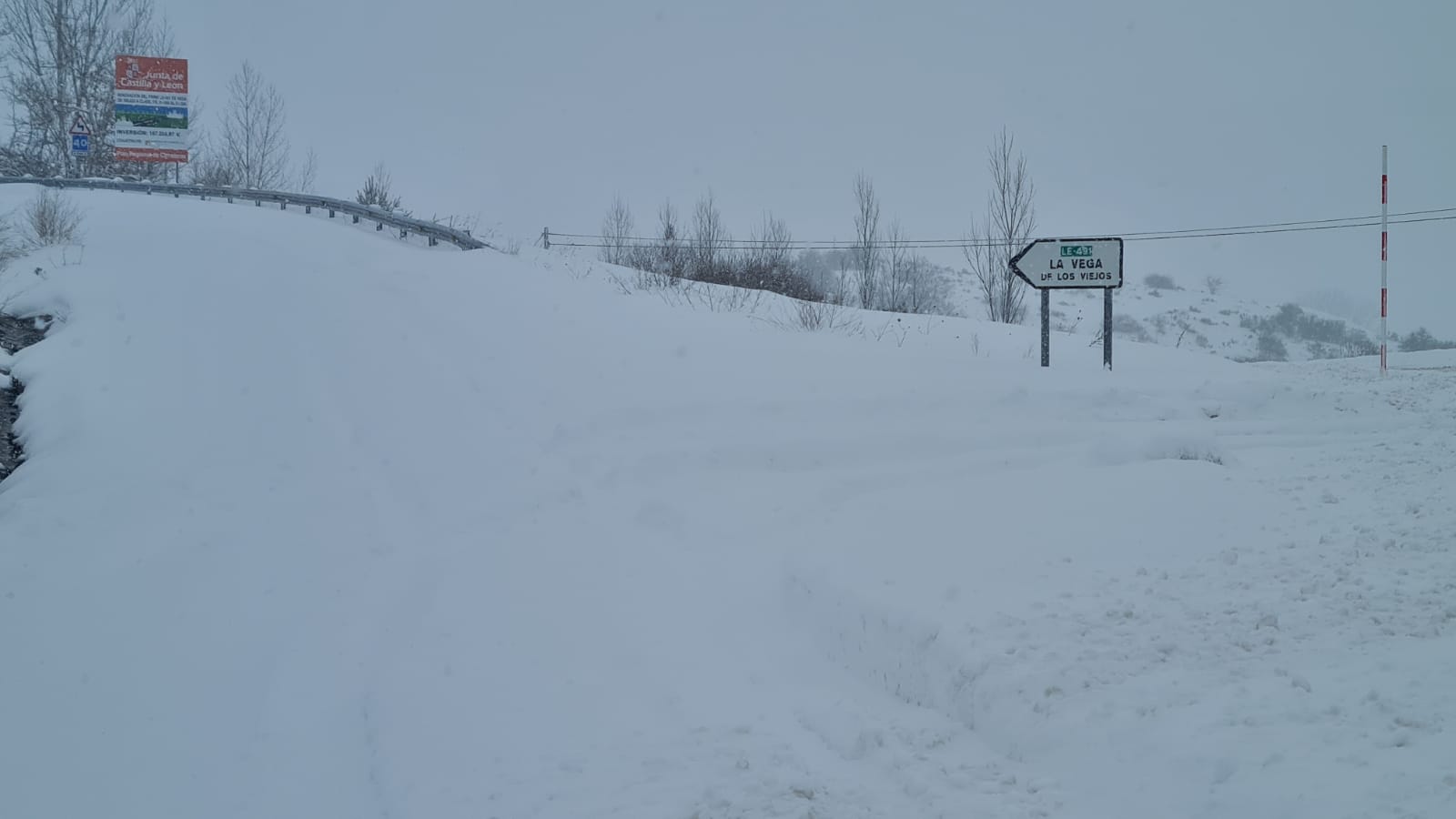 La nieve cubre el asfalto en varias zonas de la provincia tras el paso del temporal por León.