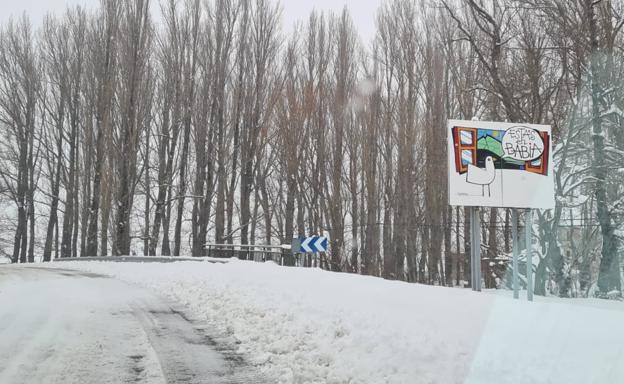 La nieve mantiene intransitable numerosas carreteras en la provincia. En la imagen, este jueves en la zona de Babia. 