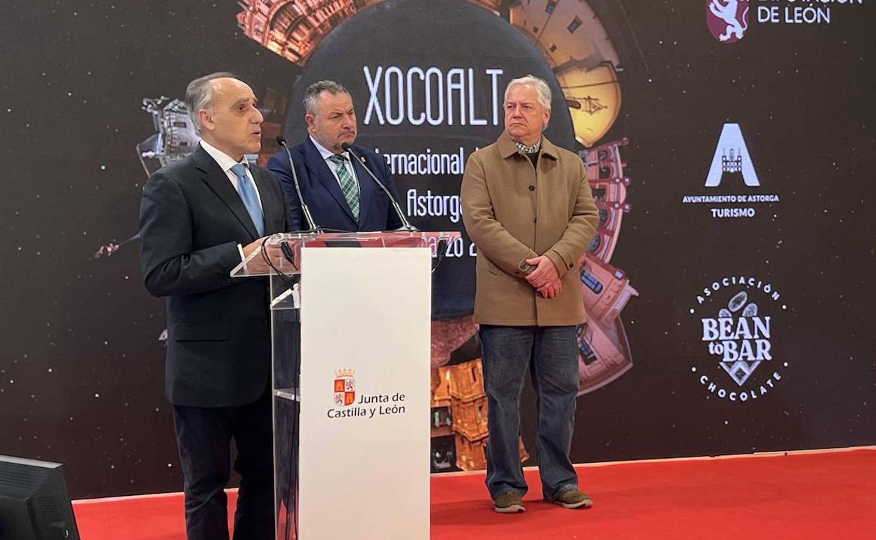 El presidente de la Diputación de León, Eduardo Morán, y el alcalde de Astorga, Juan José Perandones, han presentado este jueves en el stand de Castilla y León en Fitur la nueva edición del Salón del Chocolate Internacional más antiguo de España