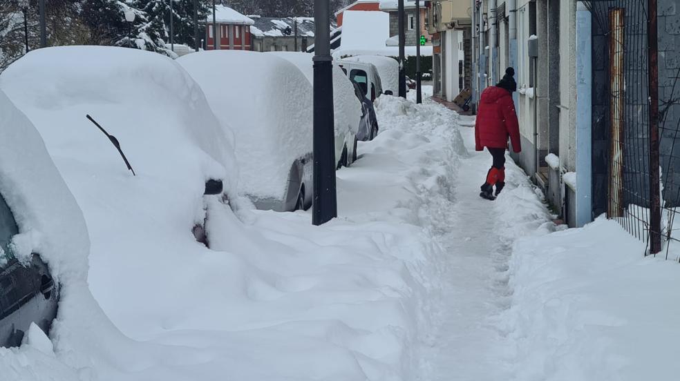 Villablino se despierta bajo la nieve en el primer temporal del invierno