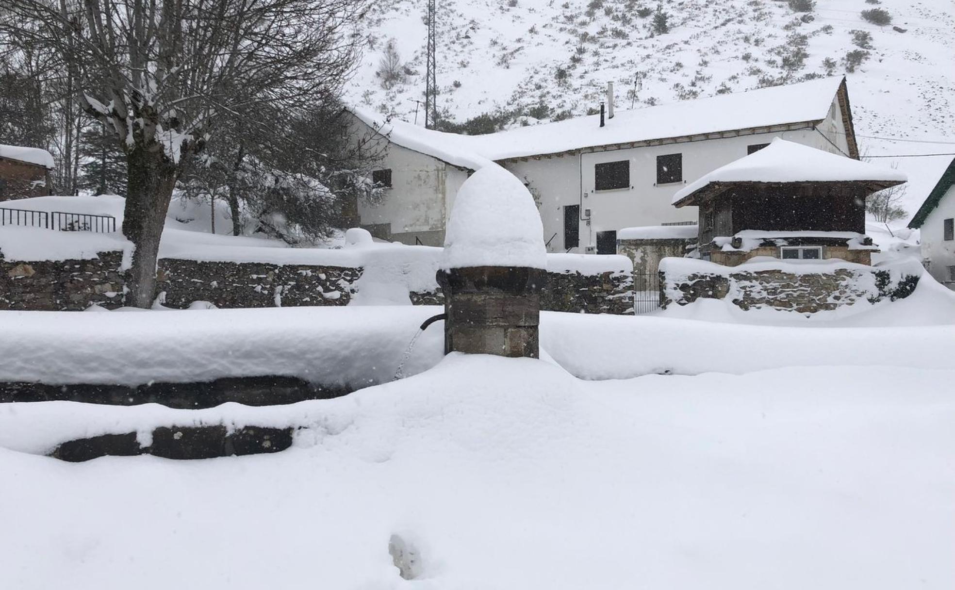 La localidad de Lumajo, este jueves, cubierta por la nieve. 