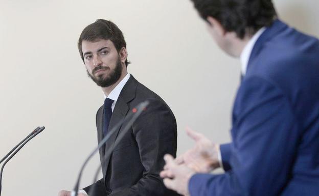 García-Gallardo conversa con Fernández Mañueco en una imagen de archivo. 